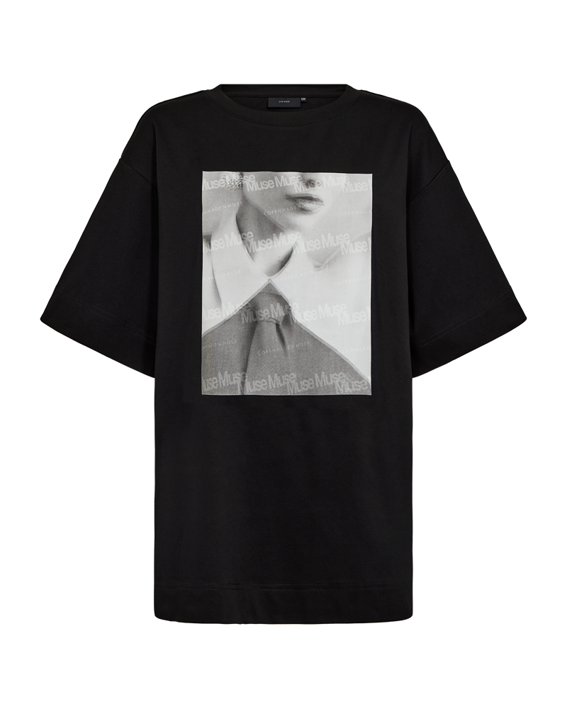 CMMUSE – T-SHIRT MIT PRINT IN SCHWARZ