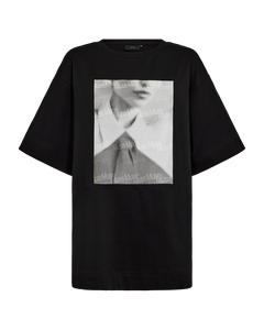 CMMUSE – T-SHIRT MIT PRINT IN SCHWARZ