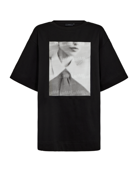 CMMUSE – T-SHIRT MIT PRINT IN SCHWARZ