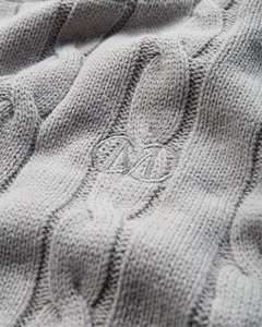CMCOTTON – ZOPFSTRICK-PULLOVER MIT LOGOSTICKEREI IN GRAU