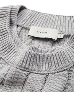 CMCOTTON – ZOPFSTRICK-PULLOVER MIT LOGOSTICKEREI IN GRAU
