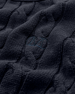 CMCOTTON – ZOPFSTRICK-PULLOVER MIT LOGOSTICKEREI IN BLAU