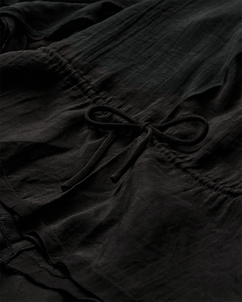 CMNORMA – LANGES KLEID MIT RÜSCHEN IN SCHWARZ