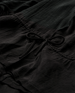CMNORMA – LANGES KLEID MIT RÜSCHEN IN SCHWARZ