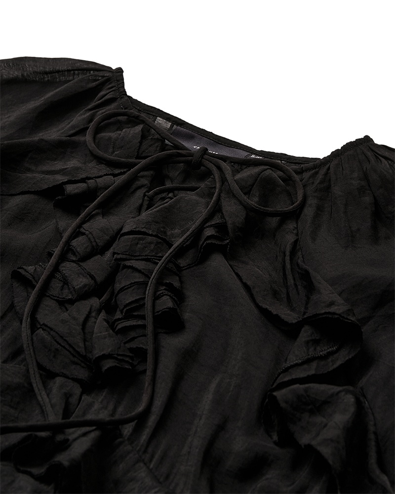 CMNORMA – LANGES KLEID MIT RÜSCHEN IN SCHWARZ