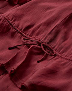 CMNORMA – LANGES KLEID MIT RÜSCHEN IN ROT