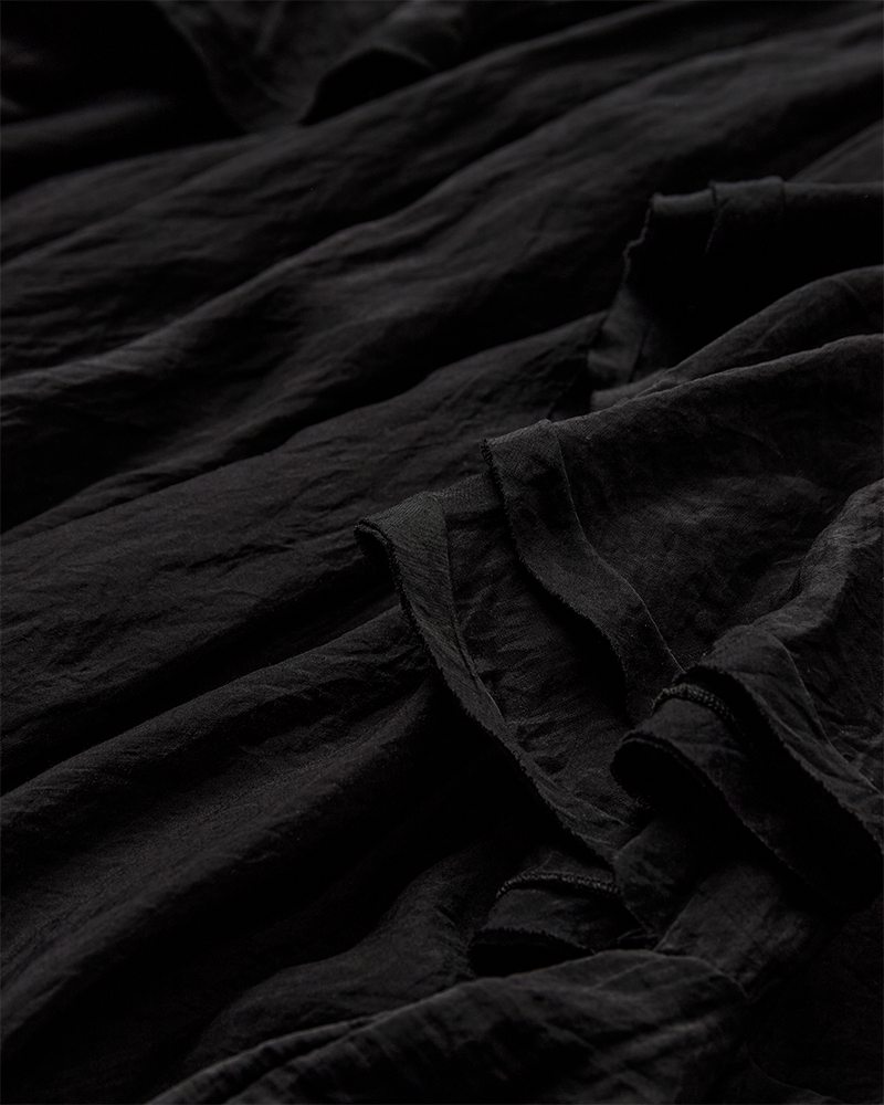 CMNORMA – KURZES KLEID MIT RÜSCHEN IN SCHWARZ