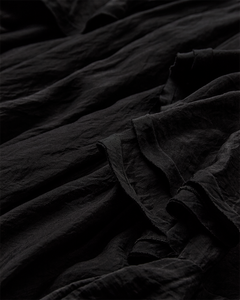 CMNORMA – KURZES KLEID MIT RÜSCHEN IN SCHWARZ