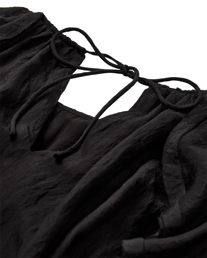 CMNORMA – KURZES KLEID MIT RÜSCHEN IN SCHWARZ