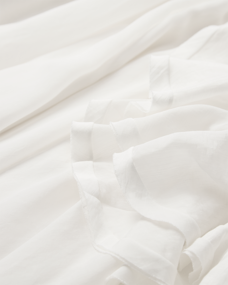 CMNORMA – KURZES KLEID MIT RÜSCHEN IN WOLLWEISS