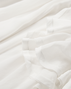 CMNORMA – KURZES KLEID MIT RÜSCHEN IN WOLLWEISS