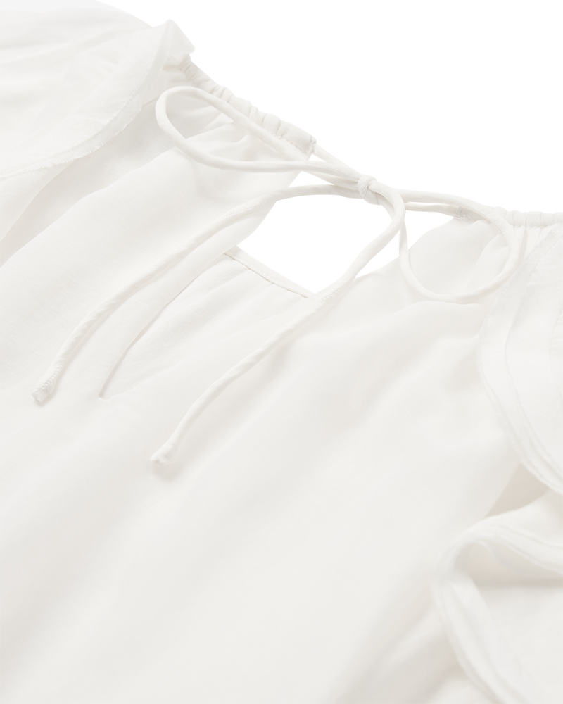 CMNORMA – KURZES KLEID MIT RÜSCHEN IN WOLLWEISS