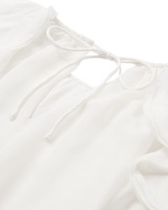 CMNORMA – KURZES KLEID MIT RÜSCHEN IN WOLLWEISS