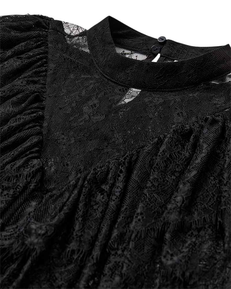 CMMARTA – BLUSE MIT SPITZE UND RÜSCHEN IN SCHWARZ