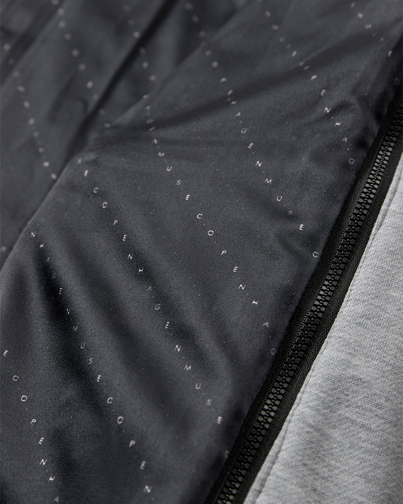 CMHOODIE – JACKE MIT ABNEHMBARER KAPUZE IN SCHWARZ UND WOLLWEISS