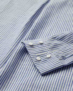 CMLINE – GESTREIFTES HEMD MIT LOGODETAIL IN BLAU UND WOLLWEISS