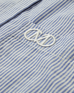 CMLINE – GESTREIFTES HEMD MIT LOGODETAIL IN BLAU UND WOLLWEISS