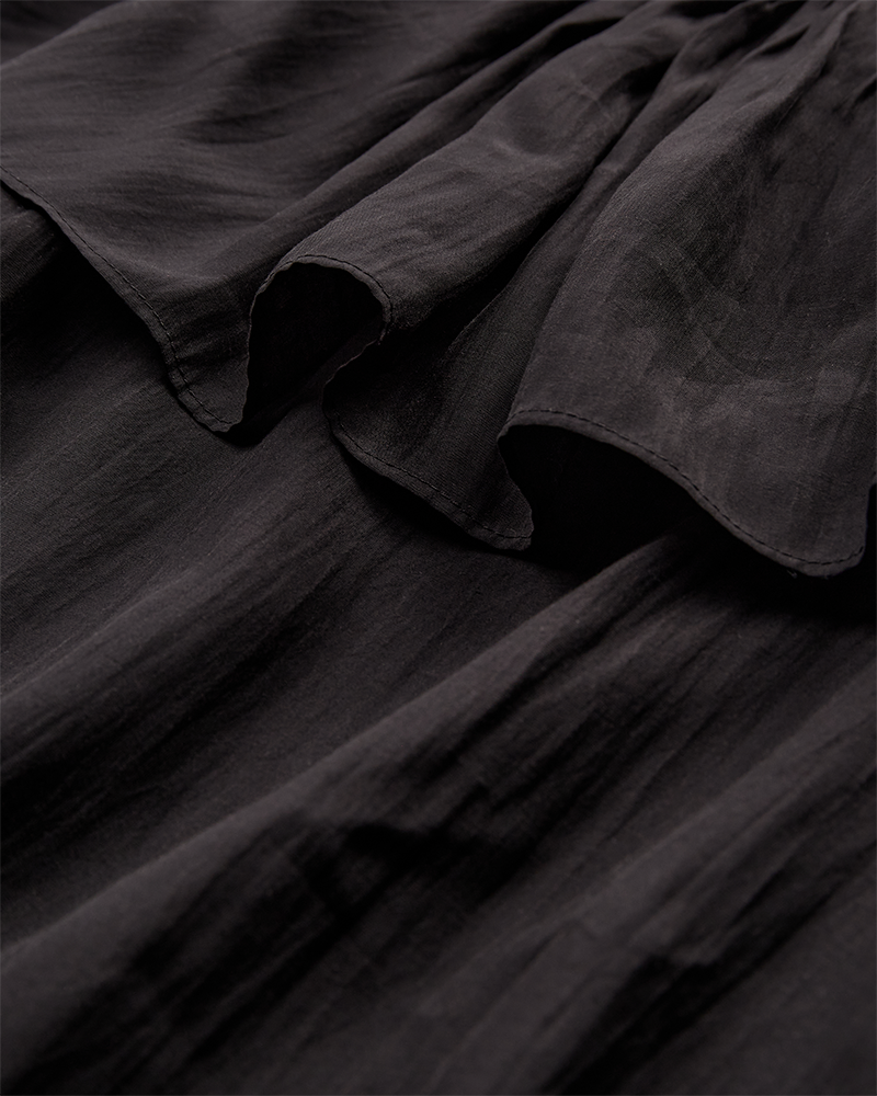 CMMOLLY – KLEID MIT RÜSCHE UND GÜRTEL IN SCHWARZ