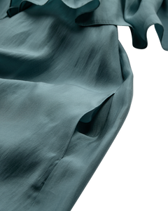 CMMOLLY – KLEID MIT RÜSCHE UND GÜRTEL IN BLAU
