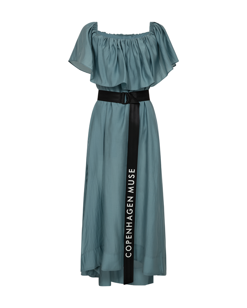 CMMOLLY – KLEID MIT RÜSCHE UND GÜRTEL IN BLAU