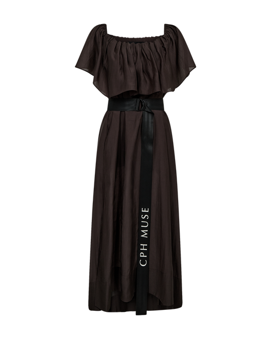 CMMOLLY – KLEID MIT RÜSCHEN UND GÜRTEL IN BRAUN