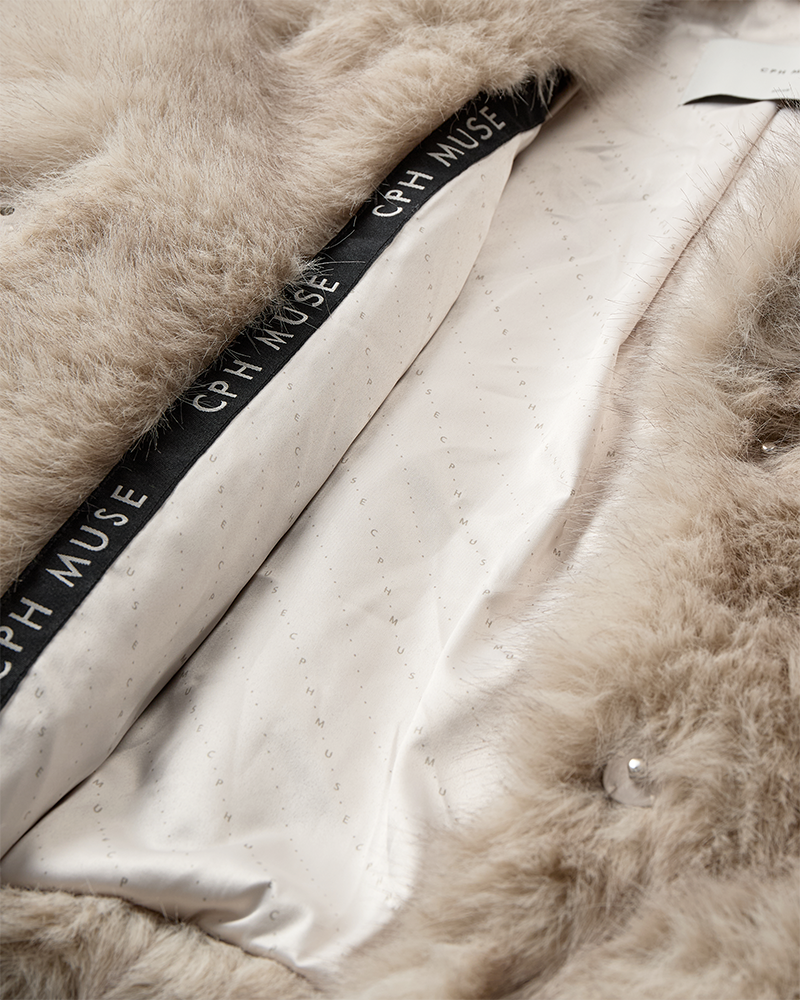 CMPLUSHY – KUNSTFELLJACKE IN BEIGE
