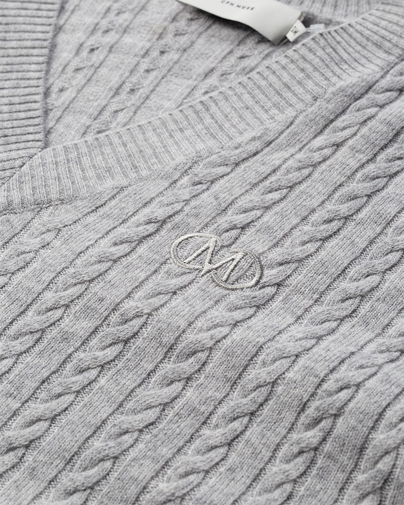 CMCASHA – KABELSTRICK-PULLOVER MIT GESTICKTEM LOGO-DETAIL IN GRAU