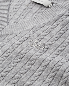 CMCASHA – KABELSTRICK-PULLOVER MIT GESTICKTEM LOGO-DETAIL IN GRAU