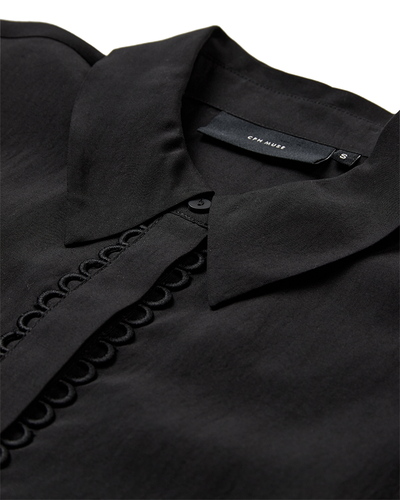 CMMOLLY – HEMD MIT CUT-AND-SEW-SPITZE IN SCHWARZ