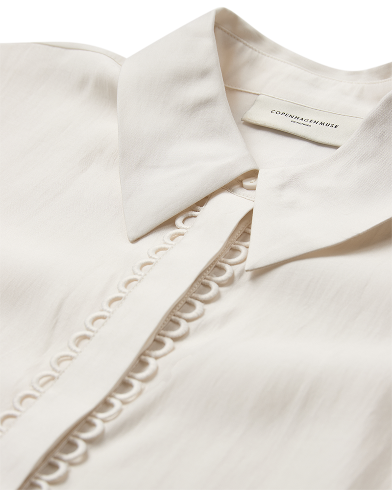 CMMOLLY – HEMD MIT CUT-AND-SEW-SPITZE IN WOLLWEISS