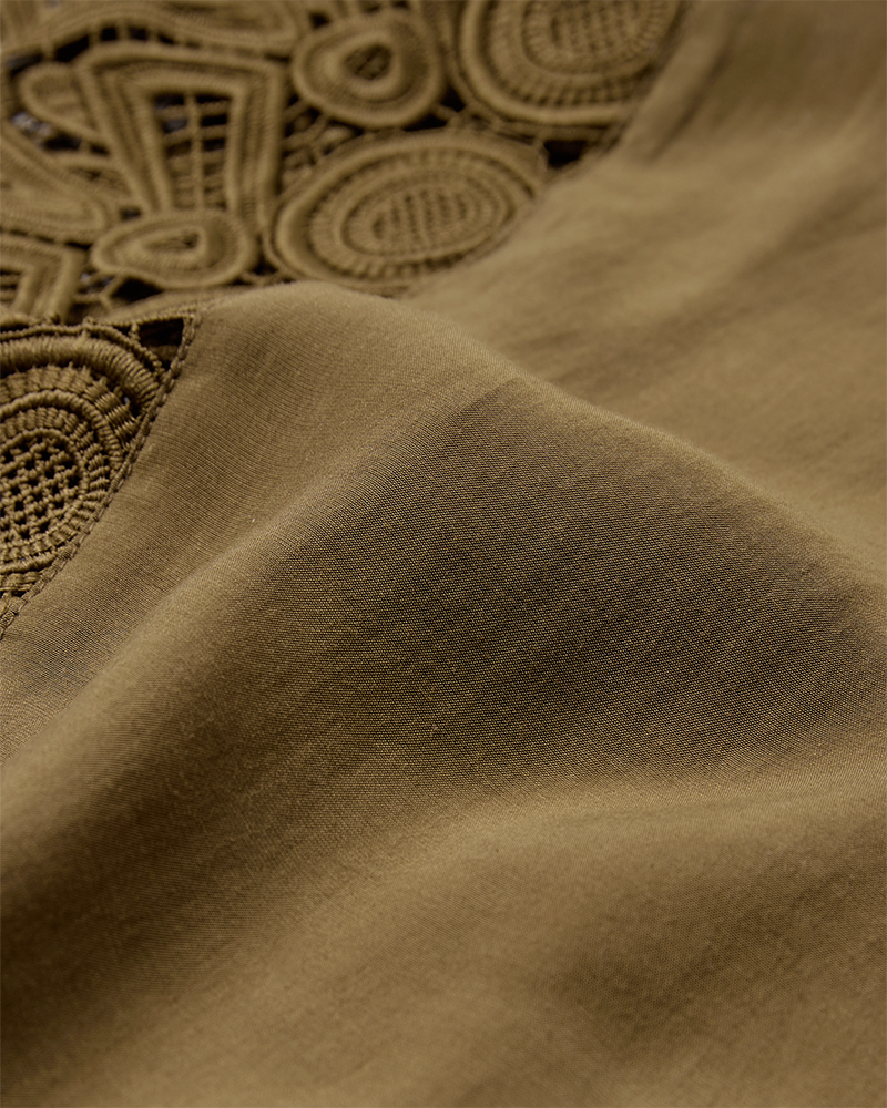 CMMOLLY – HEMD MIT CUT-AND-SEW-SPITZE IN KHAKIGRÜN
