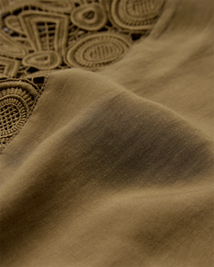 CMMOLLY – HEMD MIT CUT-AND-SEW-SPITZE IN KHAKIGRÜN