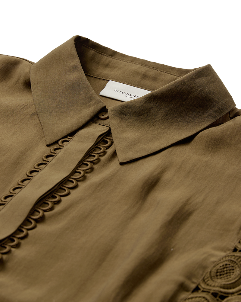 CMMOLLY – HEMD MIT CUT-AND-SEW-SPITZE IN KHAKIGRÜN