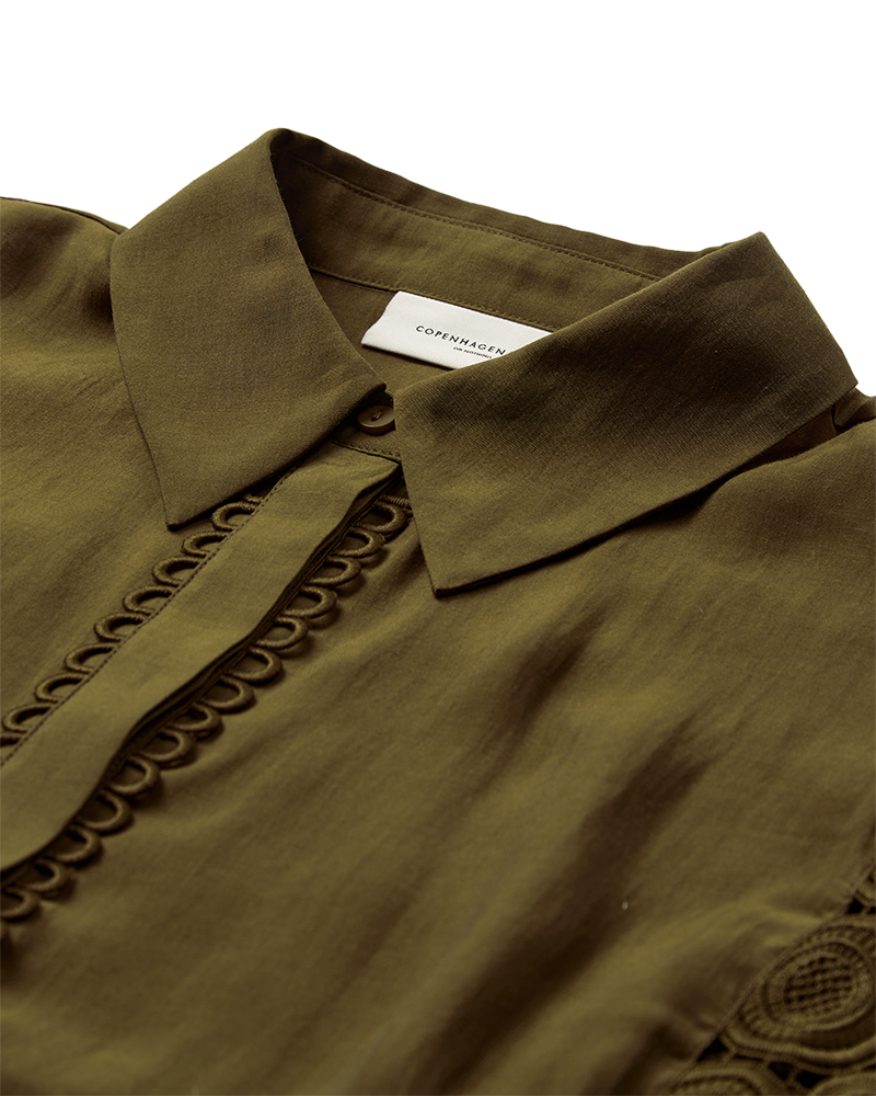 CMMOLLY – HEMD MIT CUT-AND-SEW-SPITZE IN KHAKIGRÜN