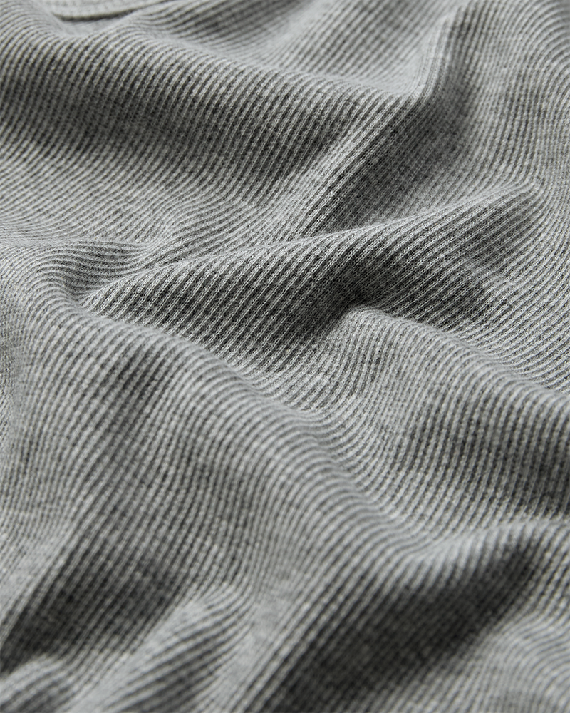 CMSIV – TOP MIT GESTICKTEM LOGO-DETAIL IN GRAU