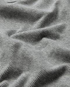 CMSIV – TOP MIT GESTICKTEM LOGO-DETAIL IN GRAU