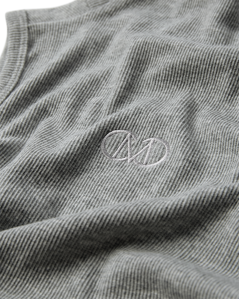 CMSIV – TOP MIT GESTICKTEM LOGO-DETAIL IN GRAU