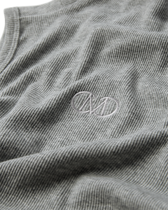 CMSIV – TOP MIT GESTICKTEM LOGO-DETAIL IN GRAU