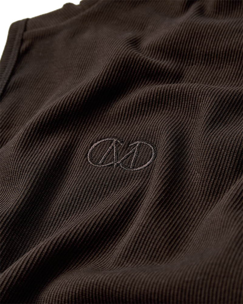 CMSIV – TOP MIT GESTICKTEM LOGO-DETAIL IN BRAUN