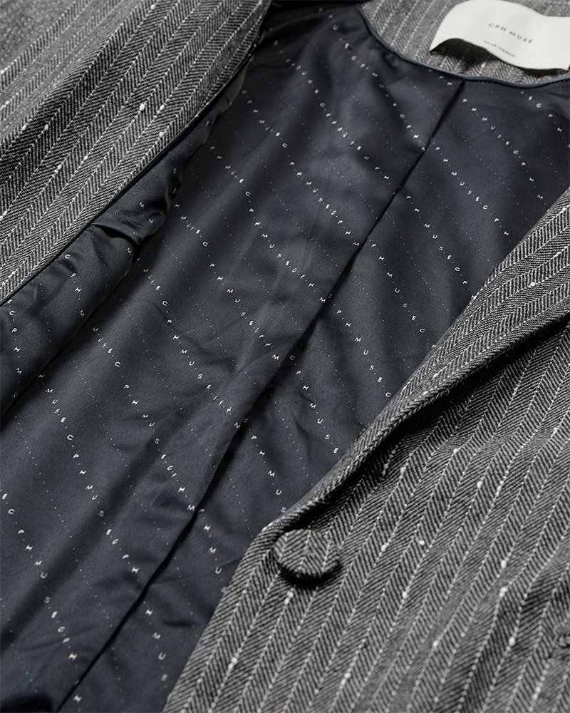 CMTRINA – BLAZER MIT HERINGSBARTMUSTER UND NADELSTREIFEN IN GRAU