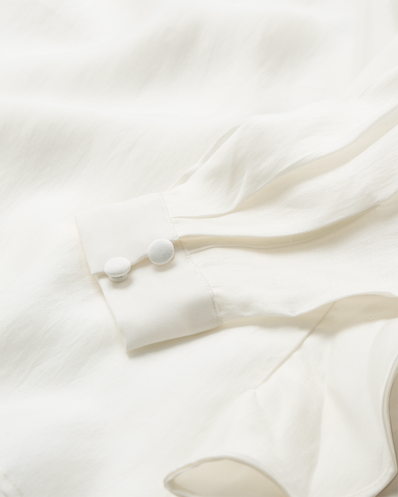 CMMOLLY – BLUSE MIT VOLANTEN IN WOLLWEISS