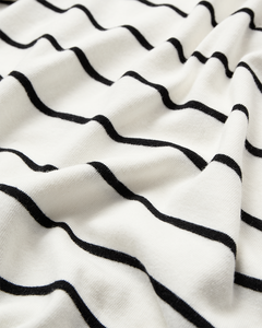 CMMUSE – POLOSHIRT MIT STREIFEN IN WOLLWEISS UND SCHWARZ