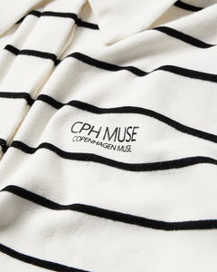 CMMUSE – POLOSHIRT MIT STREIFEN IN WOLLWEISS UND SCHWARZ