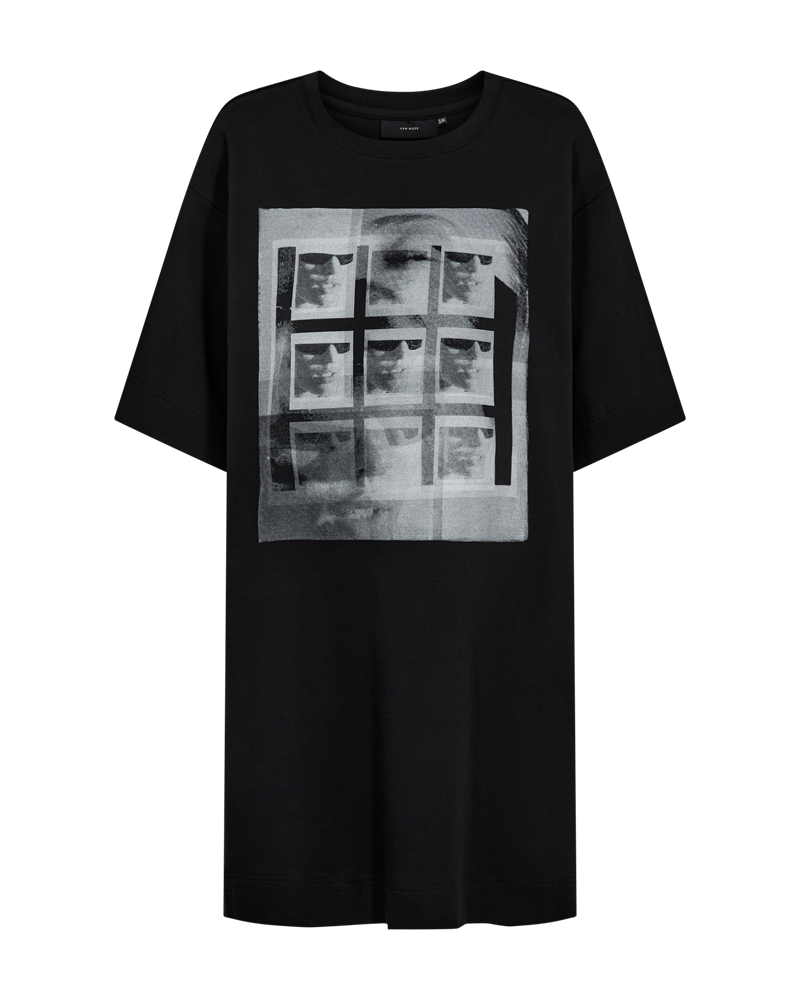 CMMUSE – KLEID MIT PRINT IN SCHWARZ