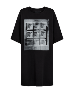 CMMUSE – KLEID MIT PRINT IN SCHWARZ