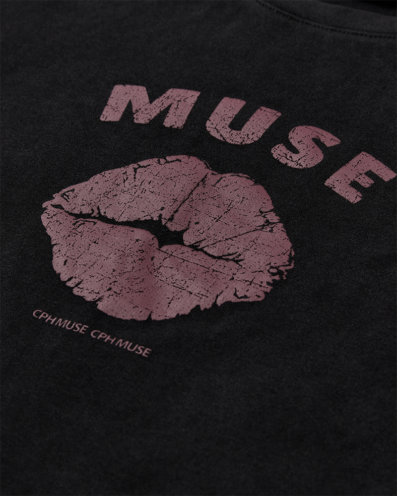 CMMUSE – T-SHIRT MIT PRINT IN SCHWARZ UND ROT
