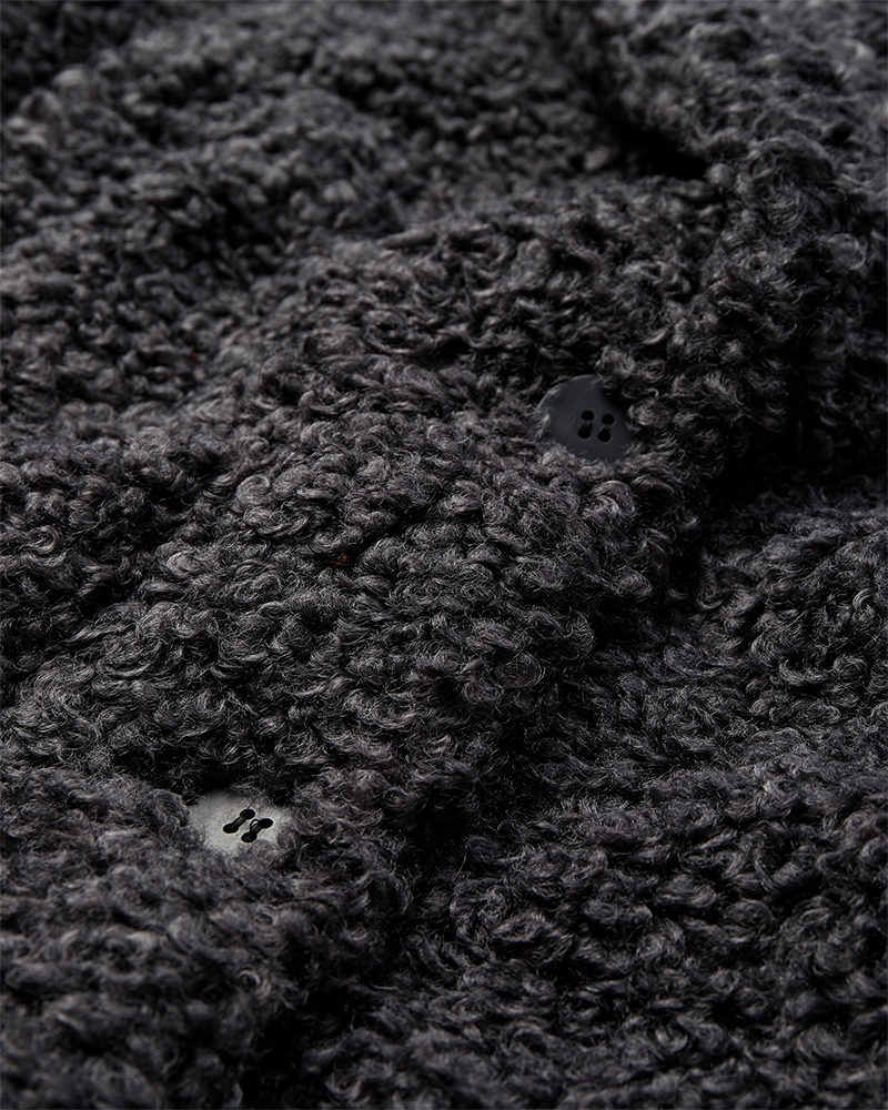 CMCURLY – MANTEL MIT BREITEN SCHULTERN IN GRAU