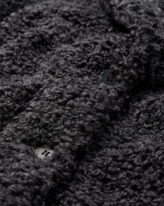 CMCURLY – MANTEL MIT BREITEN SCHULTERN IN GRAU