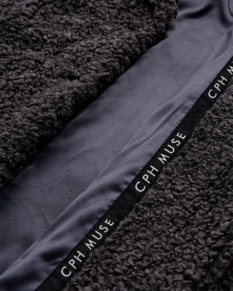CMCURLY – MANTEL MIT BREITEN SCHULTERN IN GRAU