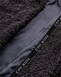 CMCURLY – MANTEL MIT BREITEN SCHULTERN IN GRAU